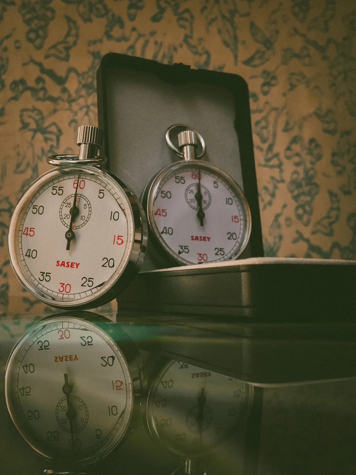 Chronomètre posé sur une table