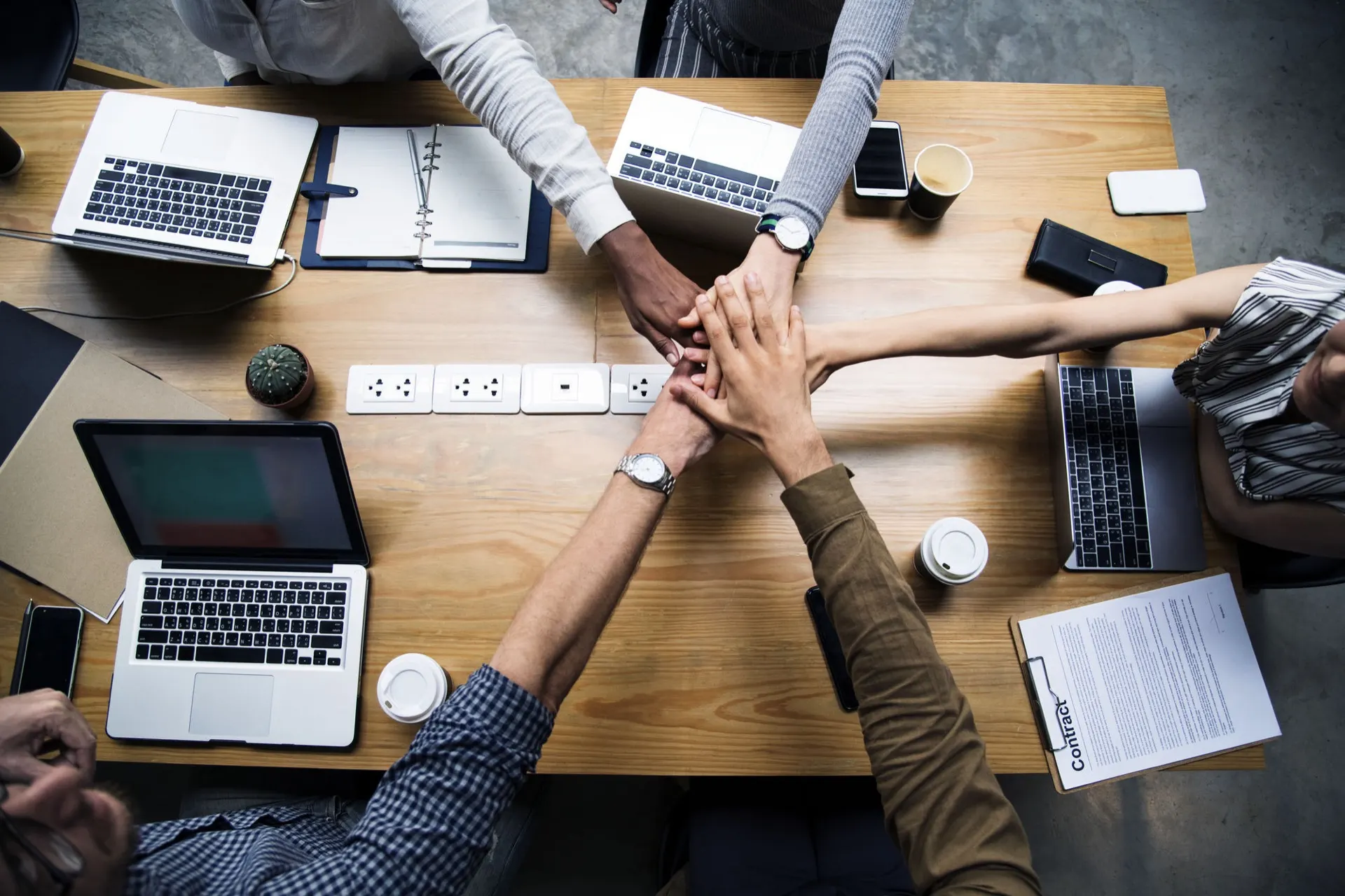 Équipe travaillant ensemble autour d'un bureau