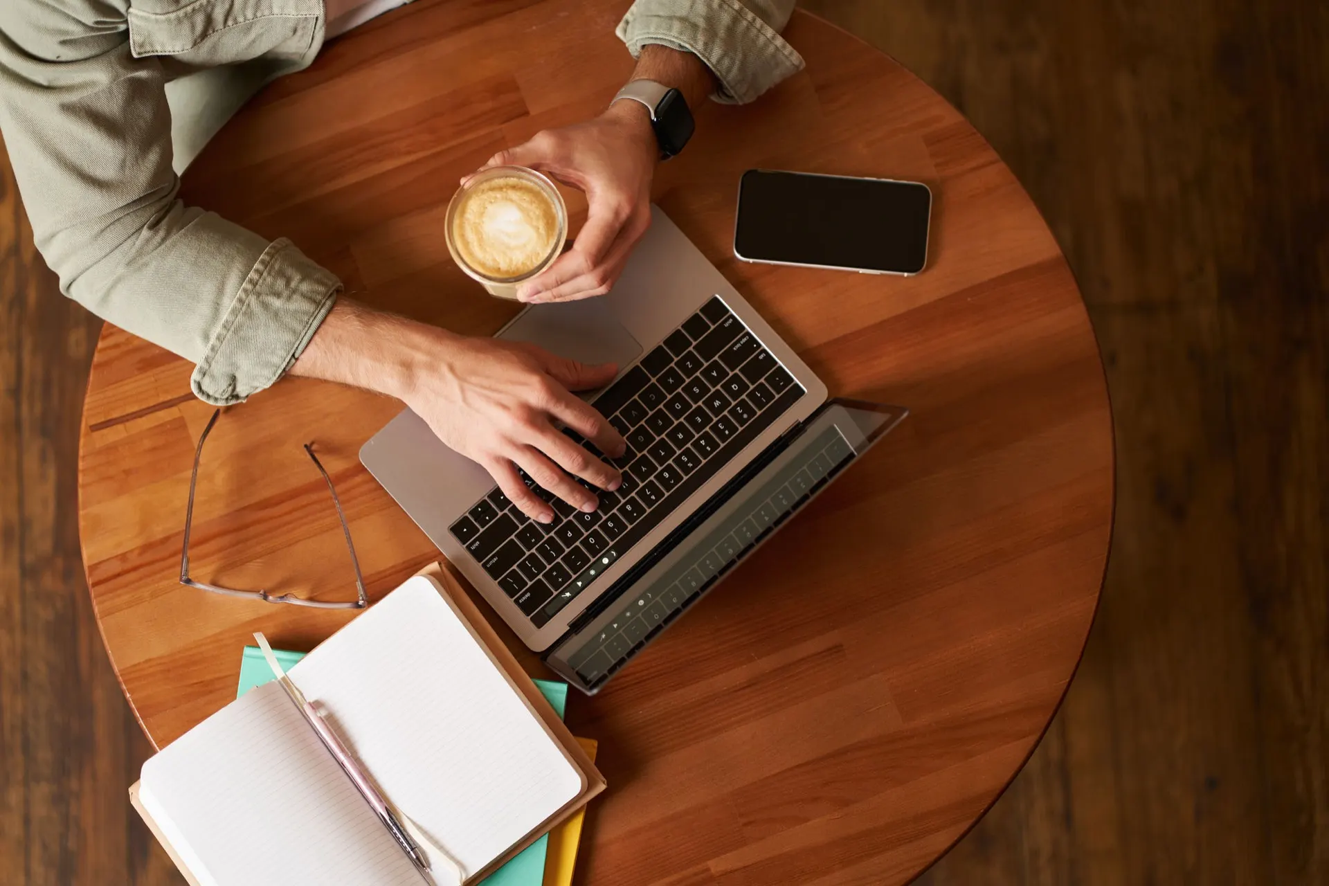 Travail sur ordinateur portable avec un café